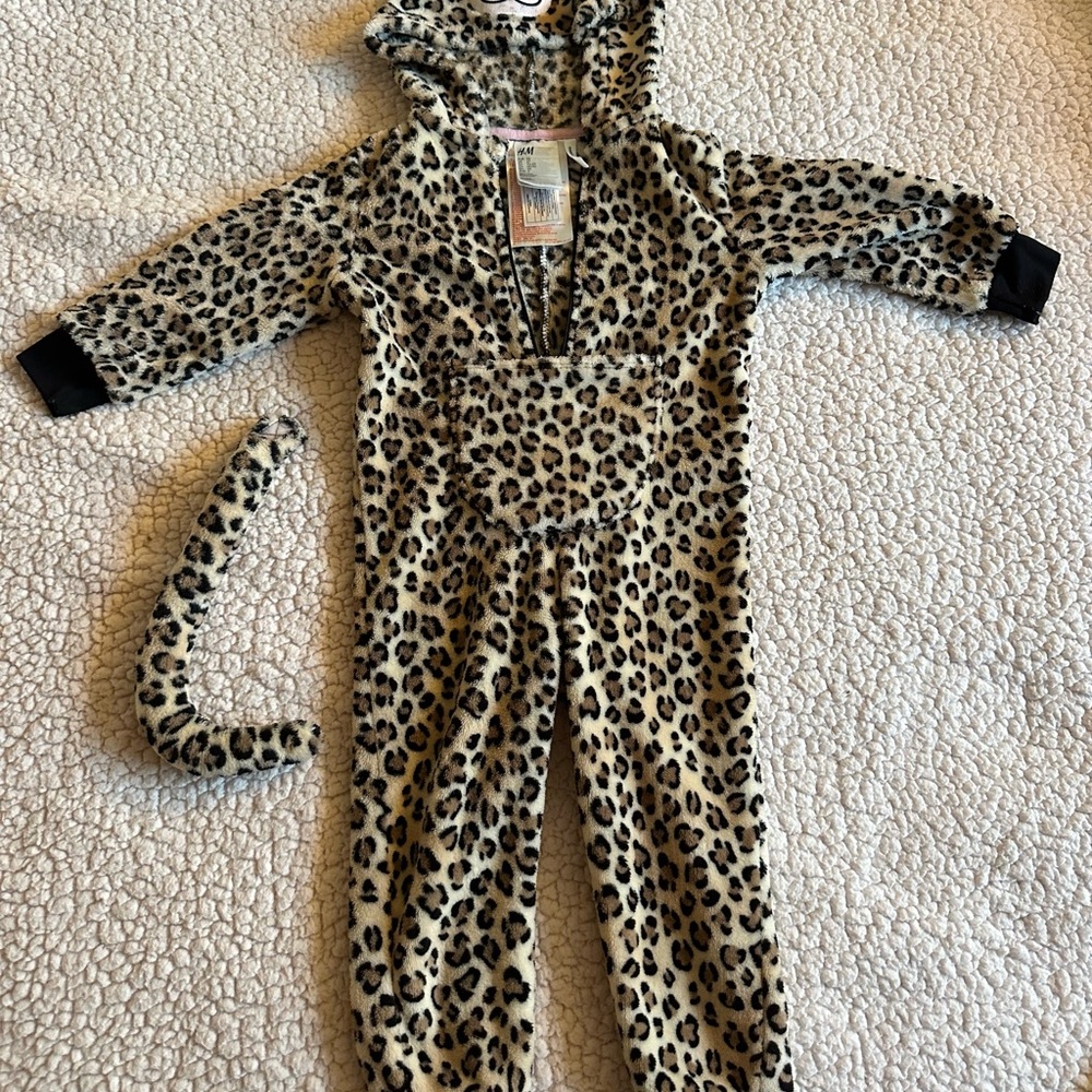 H&M pajama/costume,size:1 1/5-2T girls/boys/kids, cheetah,panther, hoodie,tail